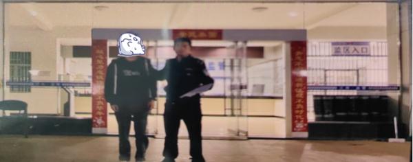 “是我报的警！” “对，就是抓你！”