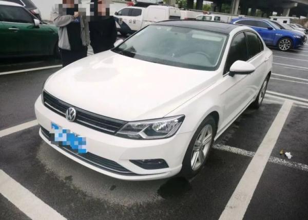 杭州一车主的“小鹿乱撞” ,挡风玻璃遭了殃…… 杭州一车主的“小鹿乱撞” ,挡风玻璃遭了殃……