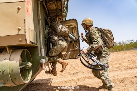 海军陆战队，野外驻训磨利刃！