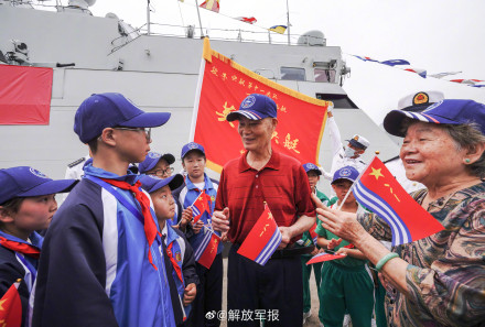 “八一勋章”获得者麦贤得再登军舰！共同见证人民海军发展