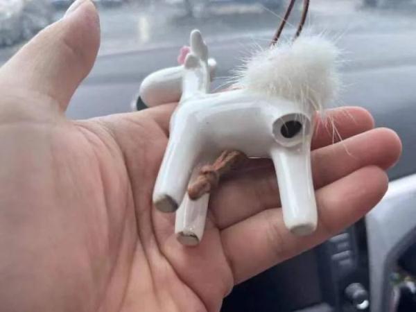 杭州一车主的“小鹿乱撞” ,挡风玻璃遭了殃…… 杭州一车主的“小鹿乱撞” ,挡风玻璃遭了殃……