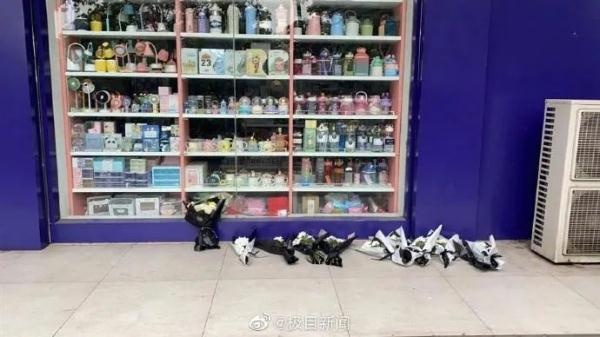 商家认定小女孩偷东西，爷爷坚持报警：我相信我家小孩！后续→