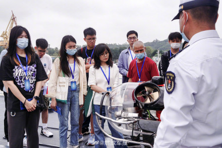 “八一勋章”获得者麦贤得再登军舰！共同见证人民海军发展