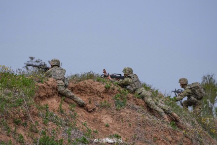 海军陆战队，野外驻训磨利刃！