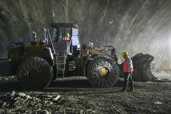 渝武高速公路复线中梁山隧道掘进过七成