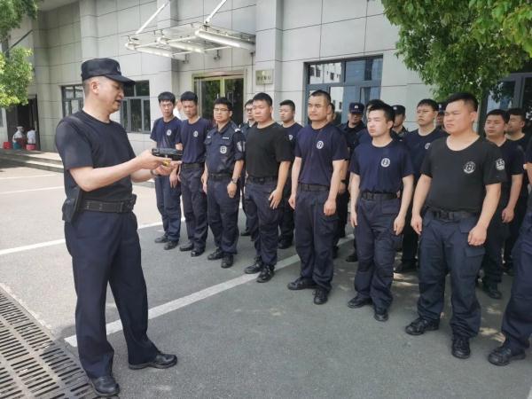 被电击器击中是什么感觉？警察蜀黍亲测......网友：我狠起来连我自己都电！