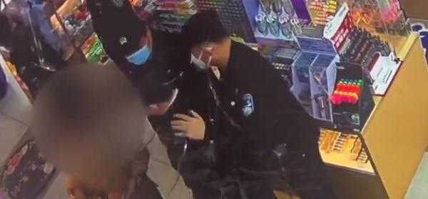 商家冤枉小女孩偷文具？闹到警察出面，后续来了……