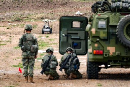 海军陆战队，野外驻训磨利刃！