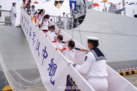 “八一勋章”获得者麦贤得再登军舰！共同见证人民海军发展