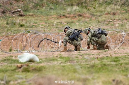海军陆战队，野外驻训磨利刃！