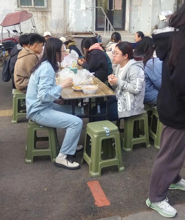 早八不行早市可以！大学生们在沈阳赶早市！爆火！