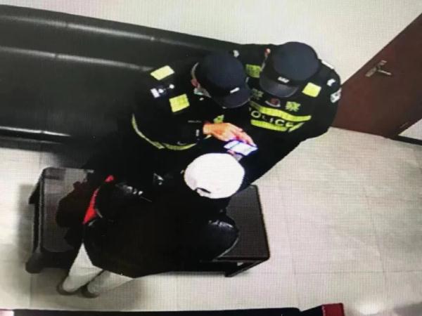 没钱交“保释金”，“警察”指导贷款？