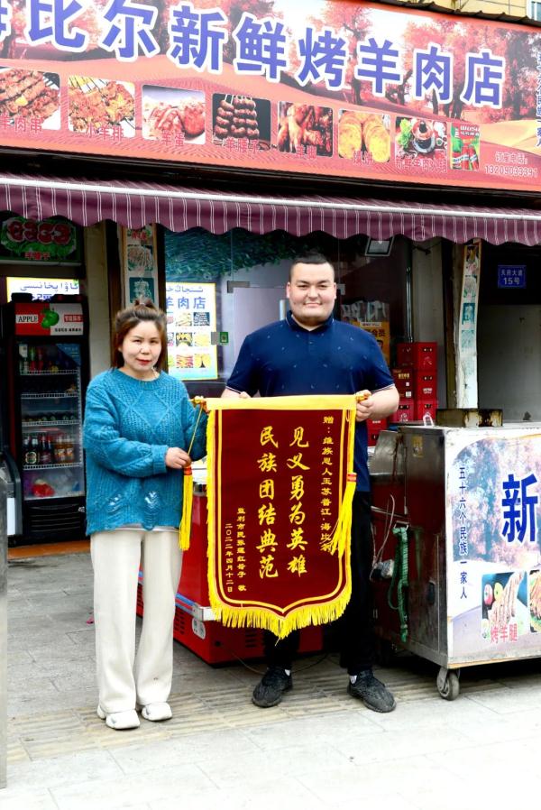 全网祝福！两天救下3人的小伙结婚了