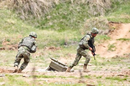 海军陆战队，野外驻训磨利刃！