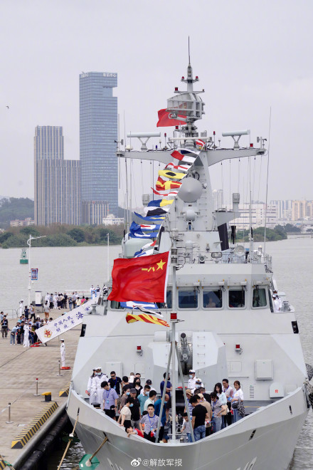 “八一勋章”获得者麦贤得再登军舰！共同见证人民海军发展