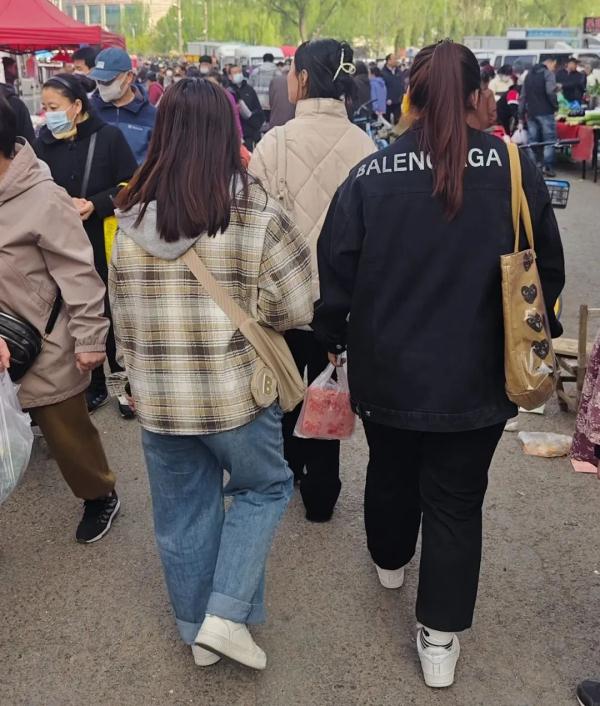 早八不行早市可以！大学生们在沈阳赶早市！爆火！