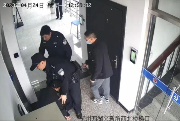 泪目！失联七年的儿子被找到