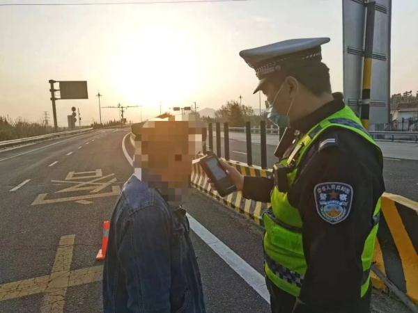 酒驾被查,男子现场疯狂喝水 酒驾被查,男子现场疯狂喝水