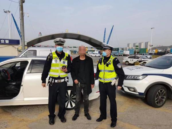 酒驾被查,男子现场疯狂喝水 酒驾被查,男子现场疯狂喝水