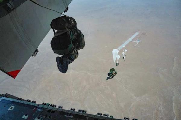 从运-20上跳伞，是种什么体验？
