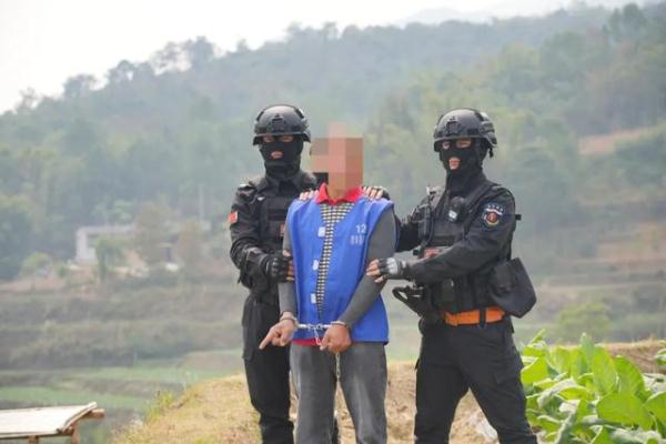 “22年来，我每天都在悔恨中度过…”故意杀人潜逃国外，三代刑警接力破案！