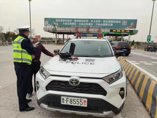 酒驾被查,男子现场疯狂喝水 酒驾被查,男子现场疯狂喝水