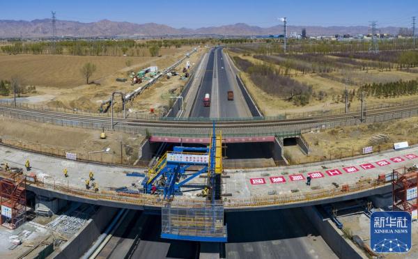 包银高铁跨包头南绕城公路大桥连续梁顺利合龙