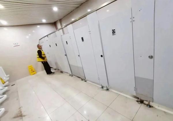 这样“敞起”好尴尬!贵阳北站男厕蹲位的门,已经安上了 这样“敞起”好尴尬!贵阳北站男厕蹲位的门,已经安上了