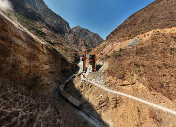 西昭高速控制性工程进入桥梁桩基高墩全面施工阶段 西昭高速控制性工程进入桥梁桩基高墩全面施工阶段