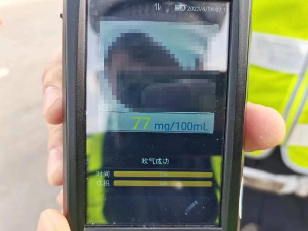 酒驾被查,男子现场疯狂喝水 酒驾被查,男子现场疯狂喝水