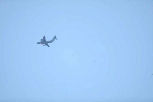 从运-20上跳伞，是种什么体验？