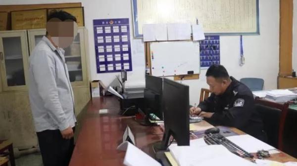 抱着孩子开车,开车遛狗……这些司机的“神操作”太吓人! 抱着孩子开车,开车遛狗……这些司机的“神操作”太吓人!