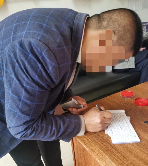 抱着孩子开车,开车遛狗……这些司机的“神操作”太吓人! 抱着孩子开车,开车遛狗……这些司机的“神操作”太吓人!