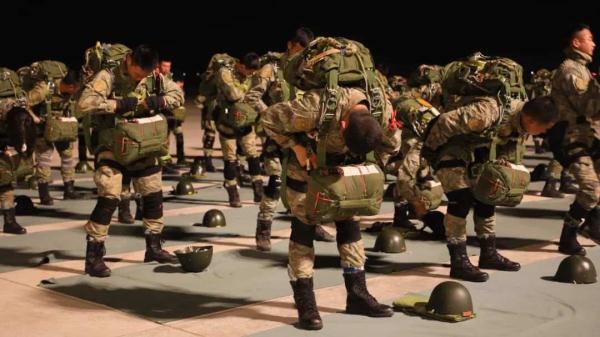 从运-20上跳伞，是种什么体验？