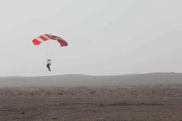 从运-20上跳伞，是种什么体验？