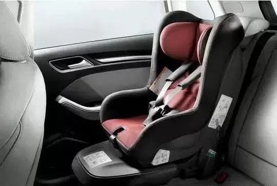 抱着孩子开车,开车遛狗……这些司机的“神操作”太吓人! 抱着孩子开车,开车遛狗……这些司机的“神操作”太吓人!