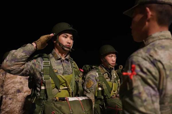 从运-20上跳伞，是种什么体验？