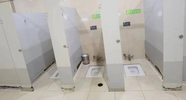 这样“敞起”好尴尬!贵阳北站男厕蹲位的门,已经安上了 这样“敞起”好尴尬!贵阳北站男厕蹲位的门,已经安上了