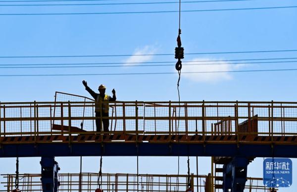 包银高铁跨包头南绕城公路大桥连续梁顺利合龙
