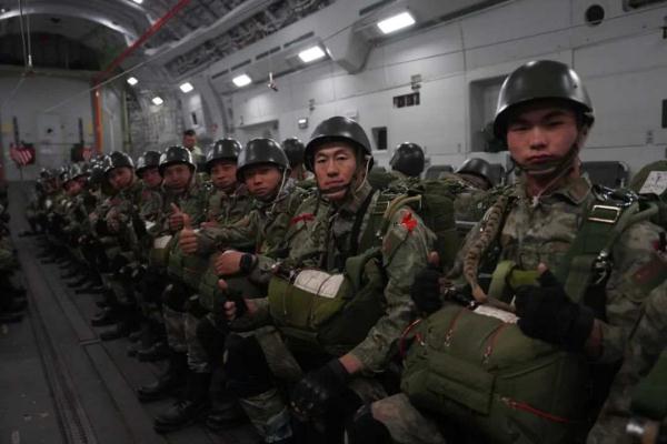 从运-20上跳伞，是种什么体验？