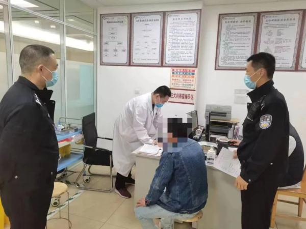 酒驾被查,男子现场疯狂喝水 酒驾被查,男子现场疯狂喝水