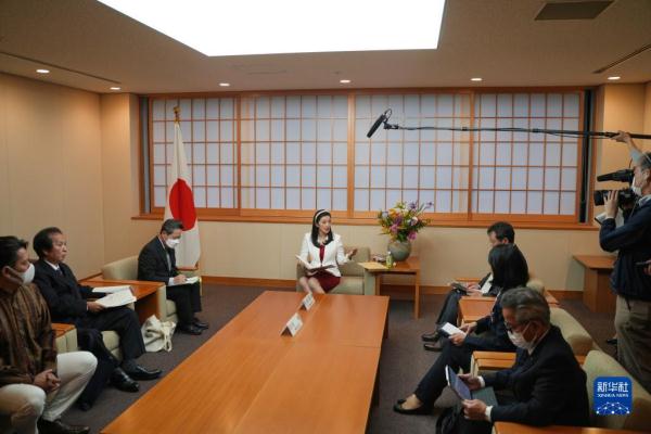 日本冲绳县议员代表团向日本政府递交和平外交意见决议书