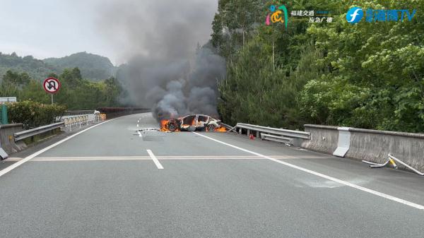 事发福建！特斯拉撞护栏后起火