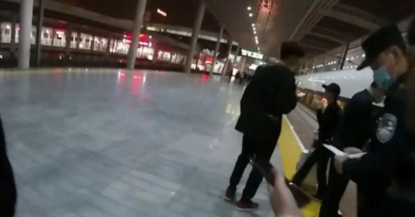 女子带孩子乘高铁“霸座”，还叫嚣“来抓我吧”？拘留10天！