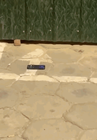 男子醉酒街头陌生人操碎了心