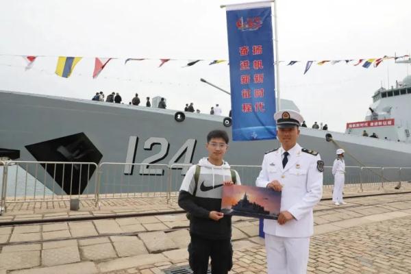 登上战舰、对话英雄！这样的体验太值了