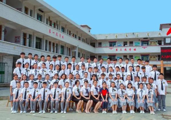杭州家长质疑：小学毕业照收费300多不合理！家委会：你家娃可以不参加！