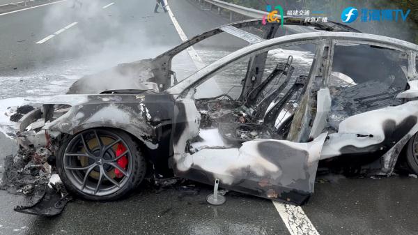 事发福建！特斯拉撞护栏后起火
