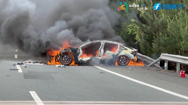 事发福建！特斯拉撞护栏后起火