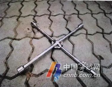 怀疑妻子出轨，他竟将妻子汽车轮胎的螺丝拧松……判了！